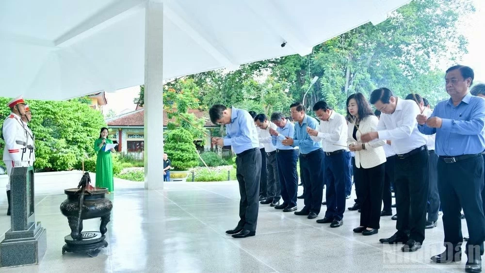 Thủ tướng Chính phủ Lê Minh Hưng dâng hương, viếng Mộ Cụ Phó bảng Nguyễn Sinh Sắc Thủ tướng Chính phủ Lê Minh Hưng dâng hương, viếng Mộ Cụ Phó bảng Nguyễn Sinh Sắc