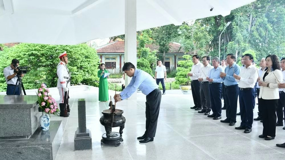 Thủ tướng Chính phủ Lê Minh Hưng dâng hương, viếng Mộ Cụ Phó bảng Nguyễn Sinh Sắc Thủ tướng Chính phủ Lê Minh Hưng dâng hương, viếng Mộ Cụ Phó bảng Nguyễn Sinh Sắc
