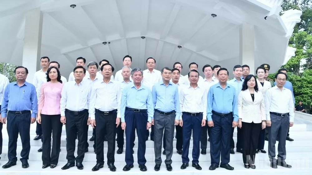 Thủ tướng Chính phủ Lê Minh Hưng dâng hương, viếng Mộ Cụ Phó bảng Nguyễn Sinh Sắc Thủ tướng Chính phủ Lê Minh Hưng dâng hương, viếng Mộ Cụ Phó bảng Nguyễn Sinh Sắc