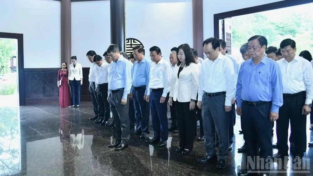 Thủ tướng Chính phủ Lê Minh Hưng dâng hương, viếng Mộ Cụ Phó bảng Nguyễn Sinh Sắc Thủ tướng Chính phủ Lê Minh Hưng dâng hương, viếng Mộ Cụ Phó bảng Nguyễn Sinh Sắc