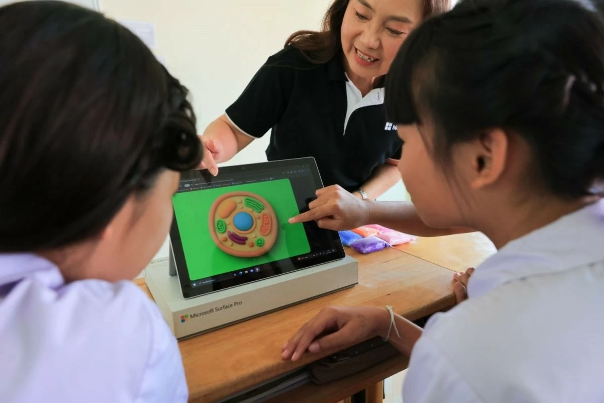 Giáo viên hướng dẫn học sinh khai thác thiết bị số trong giờ học, một phần của xu hướng đưa AI vào giáo dục.