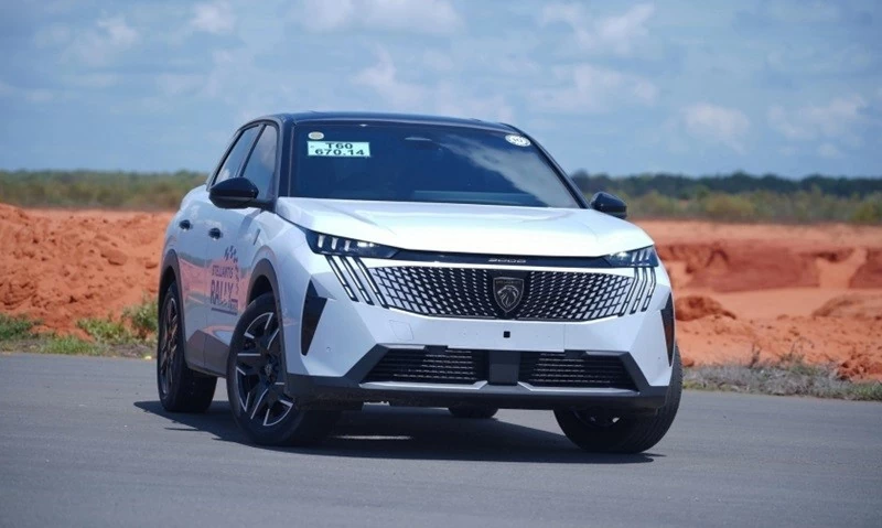 Peugeot 3008 tiếp tục theo đuổi phong cách SUV coupe với phần mui vuốt thấp dần về phía sau nhằm tạo cảm giác thể thao và trẻ trung hơn.