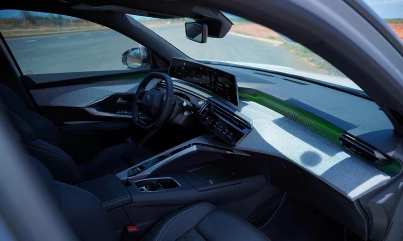 Khoang nội thất của Peugeot 3008 tiếp tục sử dụng triết lý i-Cockpit nhưng đã được nâng cấp lên thế hệ Panoramic i-Cockpit mới.
