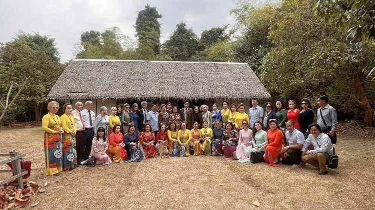 Dấu ấn Bác Hồ trong đời sống tinh thần của người Việt tại Thái Lan Bác Hồ trong đời sống tinh thần của người Việt tại Thái Lan