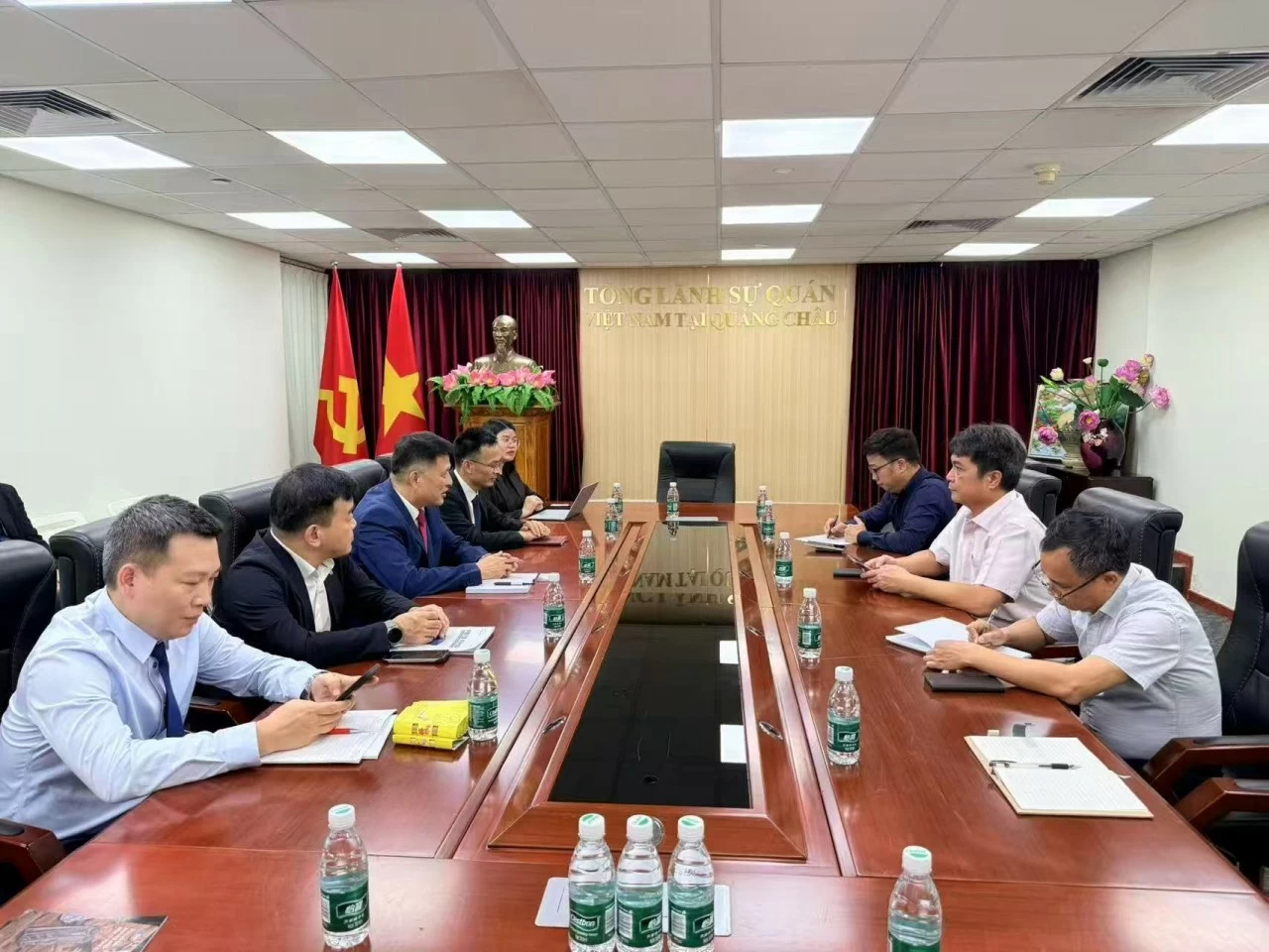 Tổng Lãnh sự Việt Nam tại Quảng Châu làm việc với các đối tác thành phố Dương Giang, tỉnh Quảng Đông (Trung Quốc) Tổng Lãnh sự Việt Nam tại Quảng Châu làm việc với các đối tác thành phố Dương Giang, tỉnh Quảng Đông (Trung Quốc)