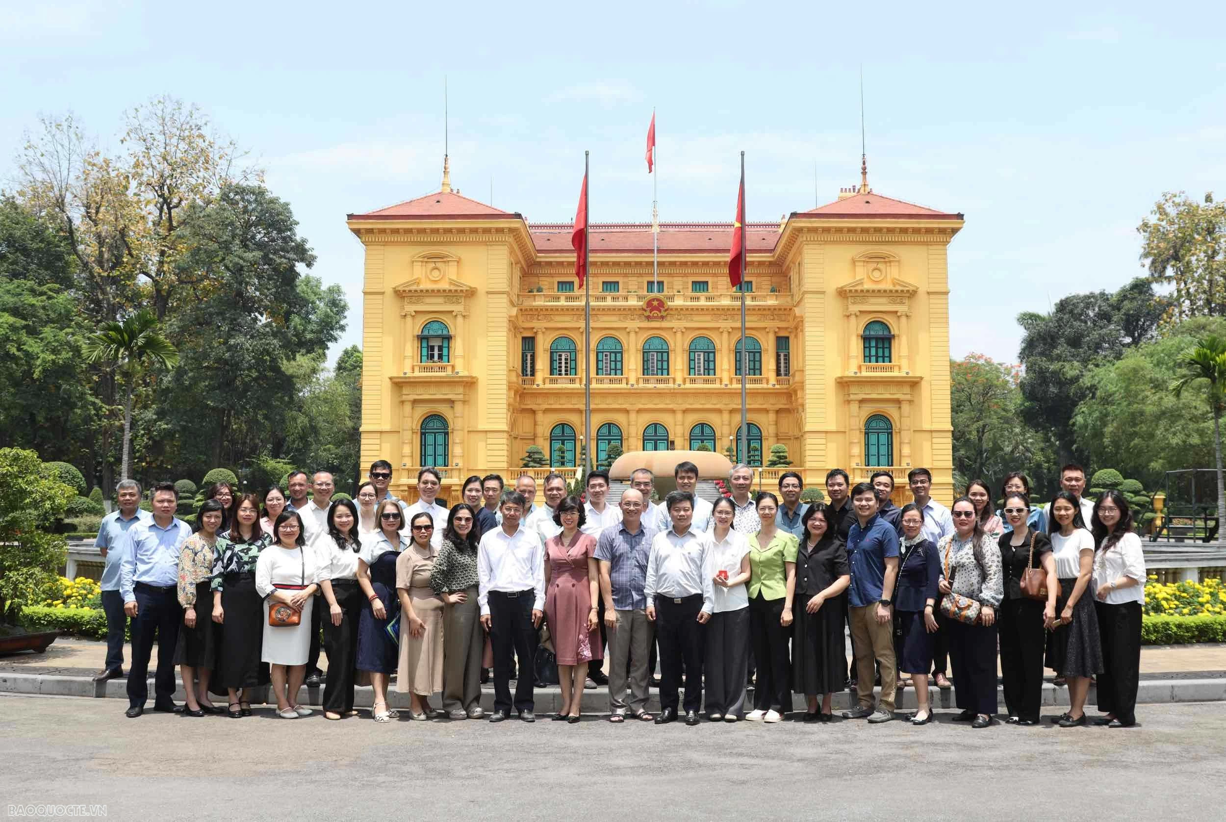 Đảng viên ngoại giao trên không gian số: Từ lắng nghe dư luận đến làm chủ trận địa thông tin Đảng viên ngoại giao trên không gian số: Từ lắng nghe dư luận đến làm chủ trận địa thông tin