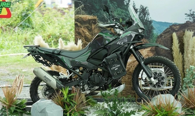Kawasaki KLE500 ABS 2026 định hướng theo phong cách việt dã với thiết kế lấy cảm hứng từ các giải đua rally đường trường. Kawasaki KLE500 ABS 2026 định hướng theo phong cách việt dã với thiết kế lấy cảm hứng từ các giải đua rally đường trường.