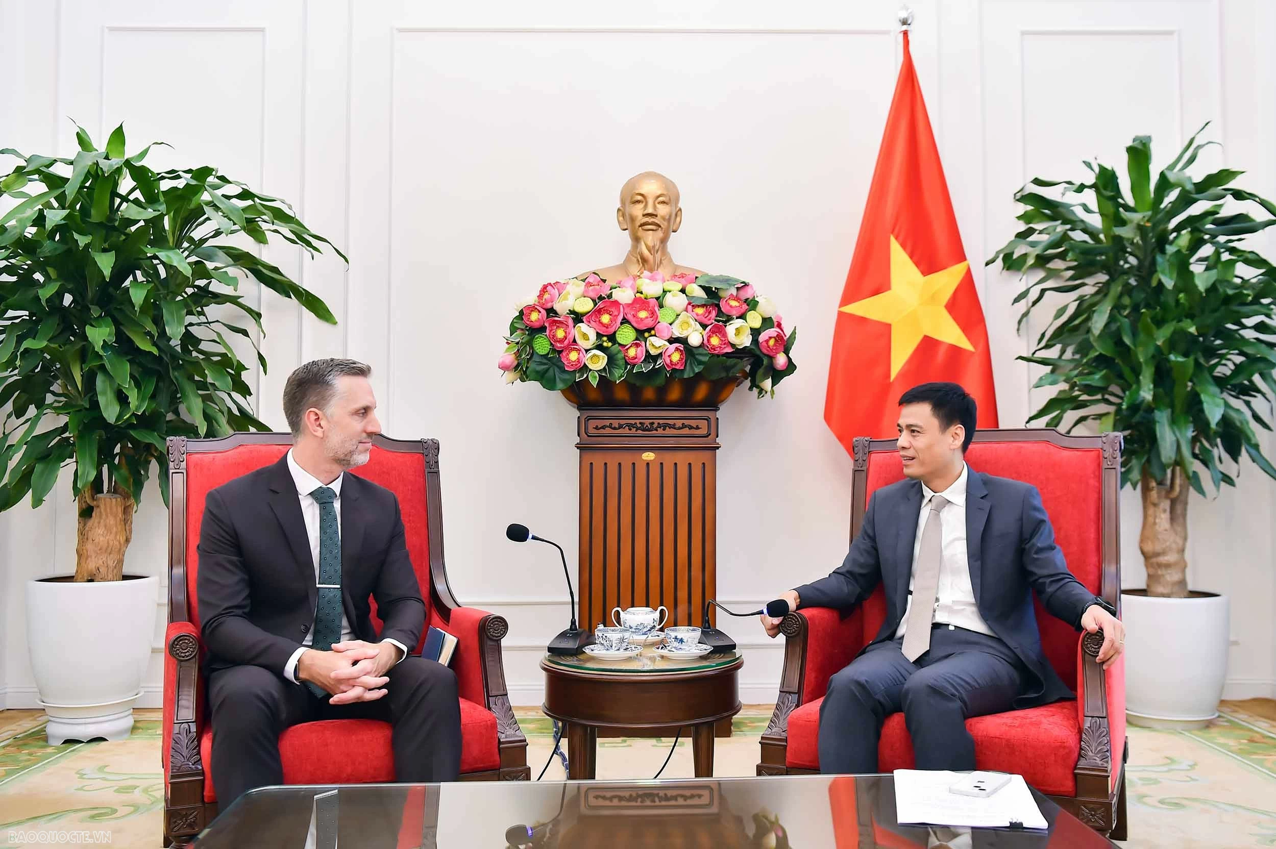 Thứ trưởng Ngoại giao Đặng Hoàng Giang làm việc Trưởng đại diện Quỹ Dân số Liên hợp quốc tại Việt Nam