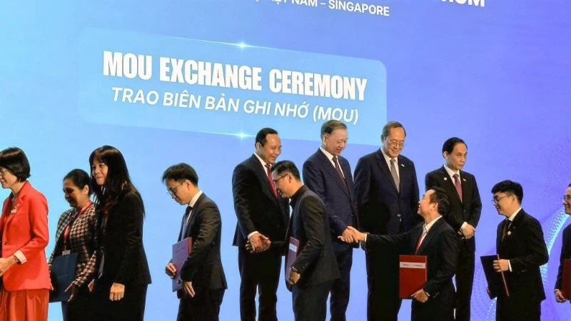 trong khuôn khổ Diễn đàn Kết nối Công nghệ Việt Nam – Singapore 2026 (Vietnam–Singapore Tech Connect Forum 2026), ngay sau bài phát biểu quan trọng của Tổng Bí thư, Chủ tịch nước Tô Lâm, chương trình tiếp tục với lễ trao các văn kiện hợp tác giữa doanh nghiệp công nghệ hai nước.