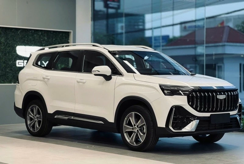 Ngoại thất Geely Okavango mang phong cách khỏe khoắn với lưới tản nhiệt cỡ lớn, các thanh nan dọc mạ crôm và cụm đèn pha thiết kế gọn gàng.