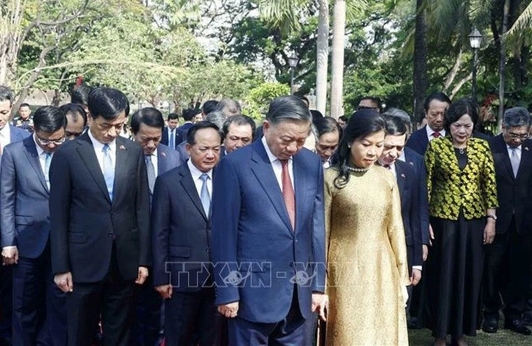 Tổng Bí thư, Chủ tịch nước Tô Lâm dâng hoa tại Tượng đài Chủ tịch Hồ Chí Minh ở Philippines Tổng Bí thư, Chủ tịch nước Tô Lâm dâng hoa tại Tượng đài Chủ tịch Hồ Chí Minh ở Philippines