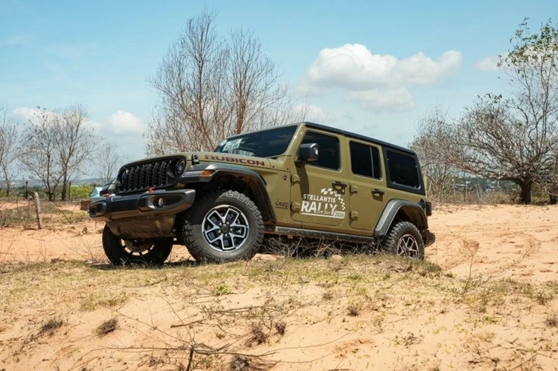 Jeep Wrangler tiếp tục trung thành với phong cách đặc trưng đã làm nên tên tuổi của dòng xe này trong nhiều thập kỷ. Jeep Wrangler tiếp tục trung thành với phong cách đặc trưng đã làm nên tên tuổi của dòng xe này trong nhiều thập kỷ.