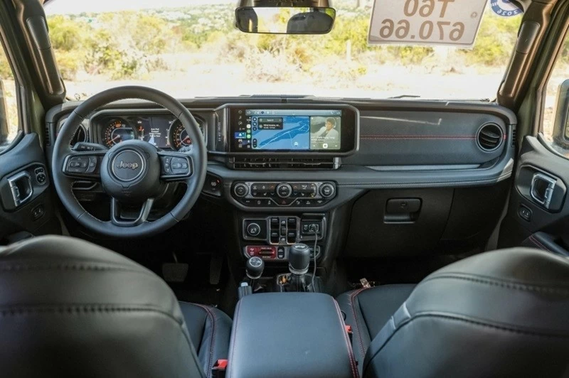 Khoang cabin của Wrangler được nâng cấp đáng kể với màn hình giải trí trung tâm 12,3 inch sử dụng hệ điều hành Uconnect 5. Khoang cabin của Wrangler được nâng cấp đáng kể với màn hình giải trí trung tâm 12,3 inch sử dụng hệ điều hành Uconnect 5.