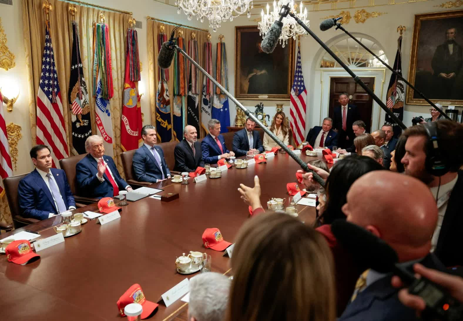 Donald Trump ra hiệu với báo giới trong cuộc họp nội các tại Nhà Trắng hôm thứ Tư, 27/5. (Nguồn: X)
