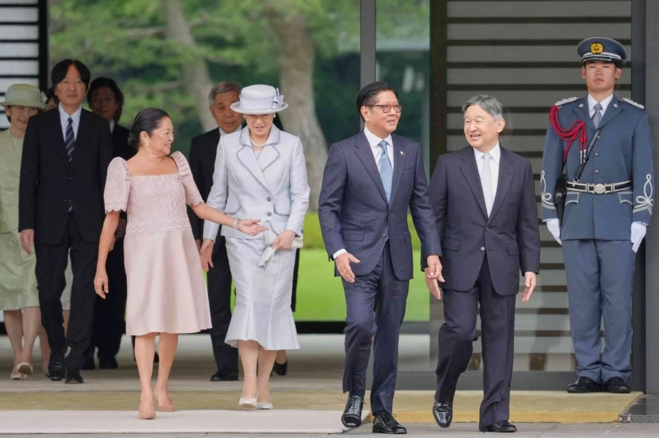 Naruhito và Masako chào đón Ferdinand Marcos Jr. cùng Đệ nhất phu nhân Liza Araneta-Marcos trong lễ đón chính thức tại Hoàng cung ở Tokyo hôm thứ Tư. (Nguồn: Jiji)