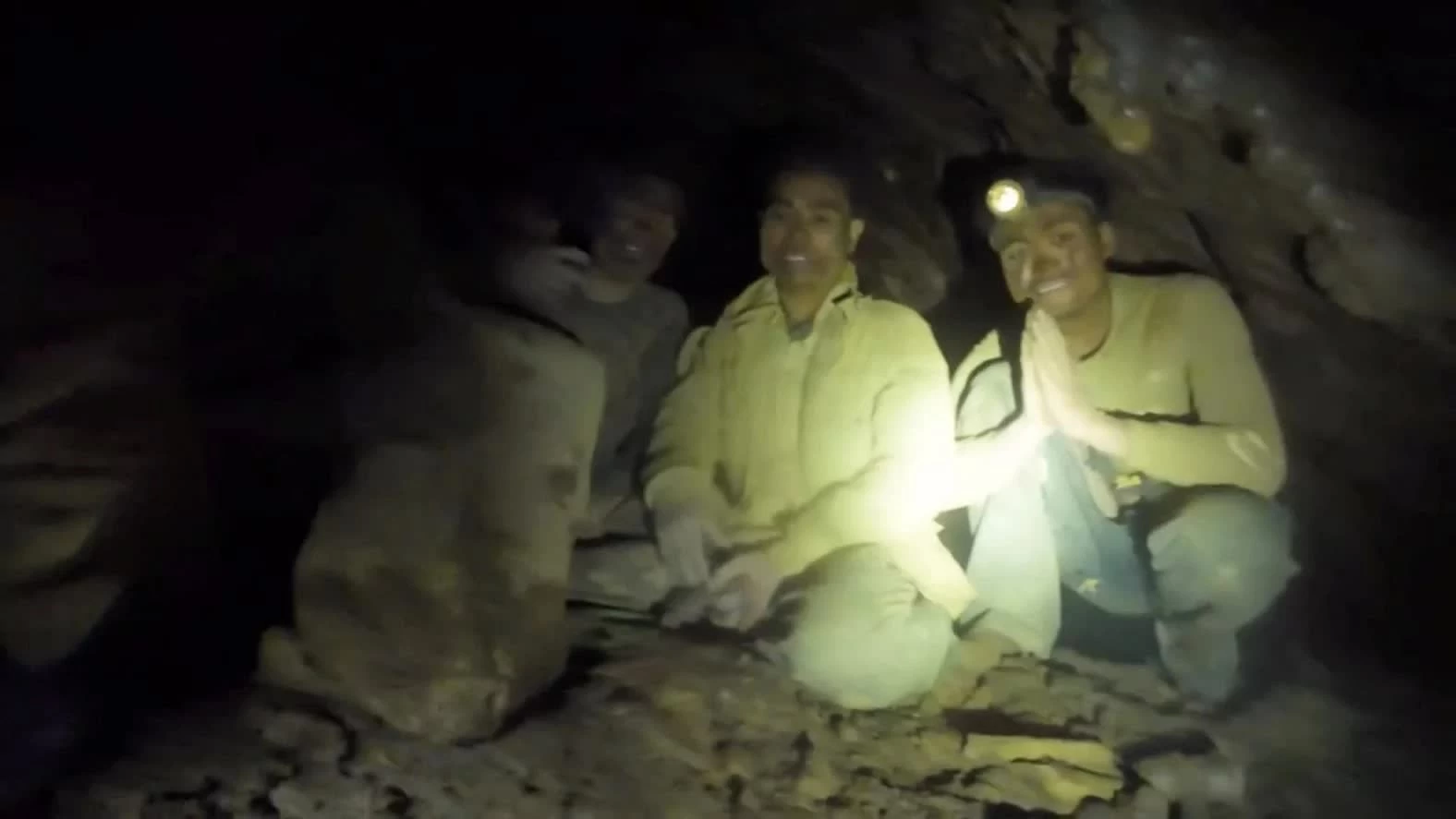 Trong hình ảnh được cắt từ một đoạn video đăng trên mạng xã hội, các nhân viên cứu hộ đã tìm thấy những người bị mắc kẹt trong một hang động vẫn còn sống tại Xaisomboun Province hôm thứ Tư, 27/5. Theo giới chức địa phương, năm người đàn ông đã vào hang từ tuần trước với hy vọng tìm thấy các mỏ vàng. Hoạt động tìm kiếm vàng mang tính đầu cơ này đã gia tăng trong những năm gần đây, theo nghiên cứu của Stimson Center. Một trận mưa lớn đã gây ra lũ quét bên trong hệ thống hang động, khiến lối thoát của họ bị phong tỏa. (Nguồn: UGC)