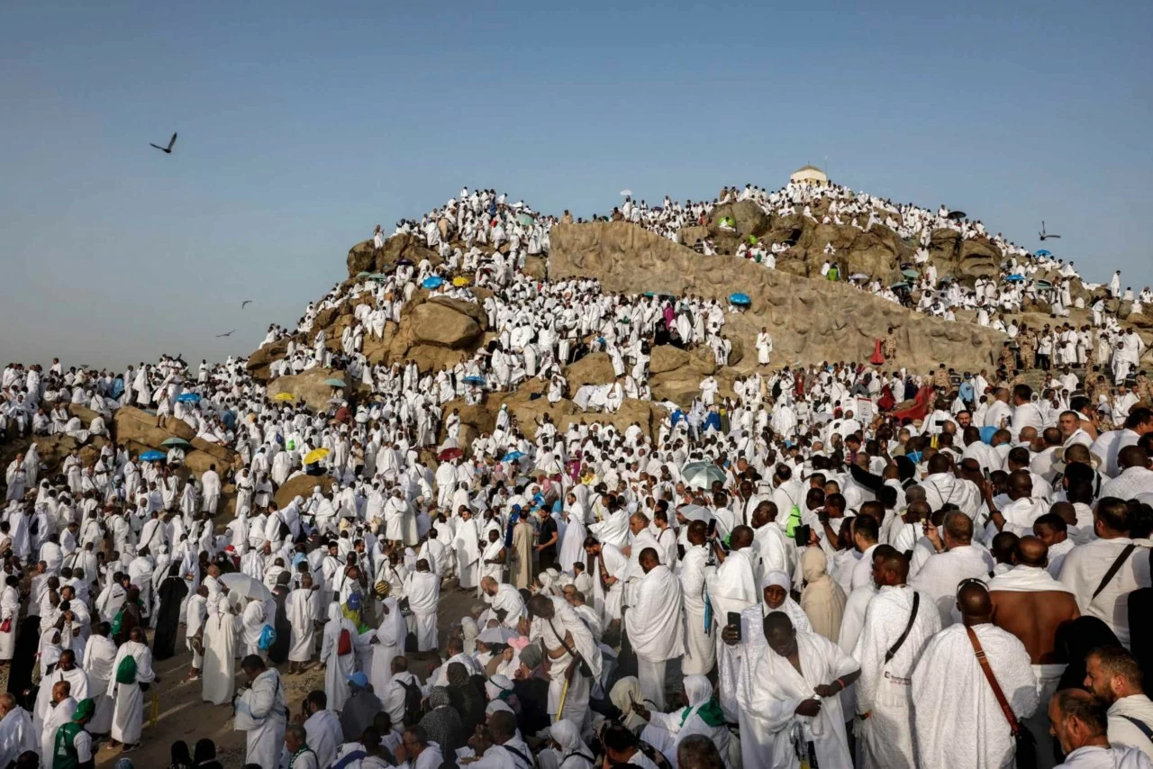 Các tín đồ Hồi giáo hành lễ trên Mount Arafat trong cao điểm của cuộc hành hương Hajj vào sáng sớm thứ Ba, 26/5. (Nguồn: Getty Images)