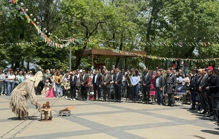 Tổng Lãnh sự Nguyễn Việt Kiên dự lễ hội văn hóa truyền thống đặc sắc của cộng đồng Yakutia tại Vladivostok (Nga)