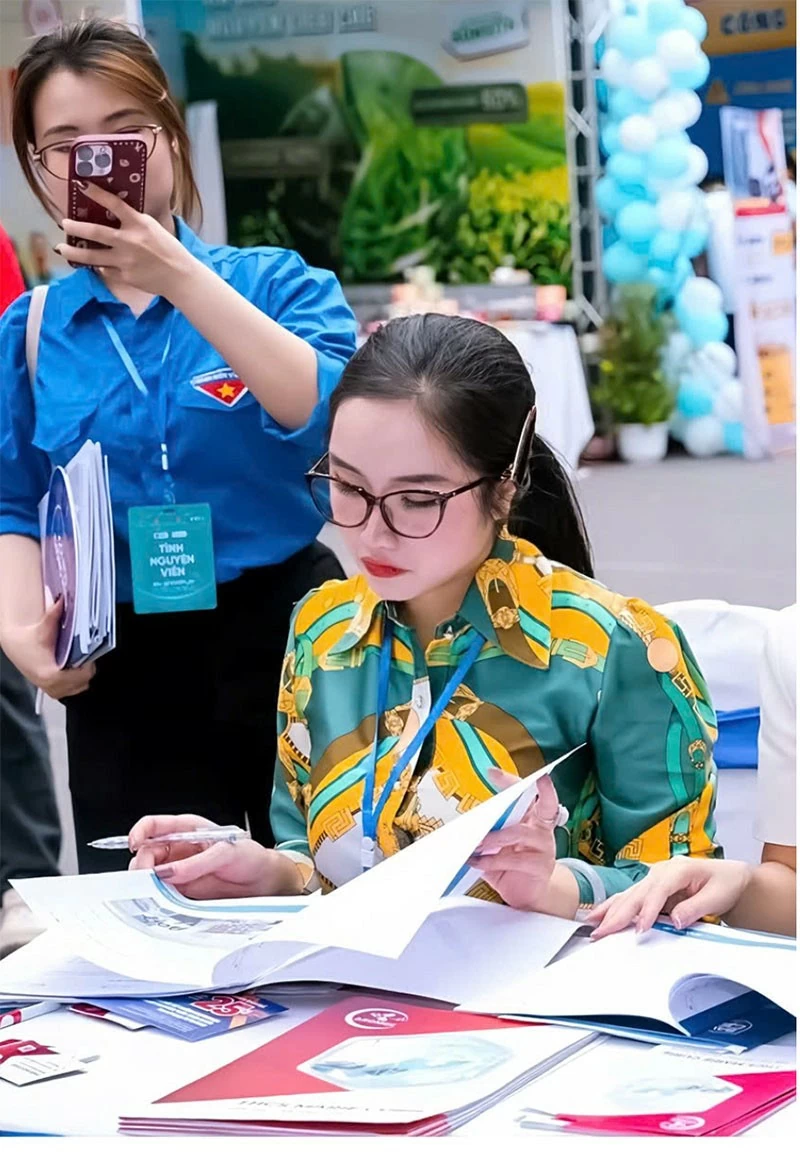 Ban giám khảo, doanh nhân Đỗ Hương Ly chấm điểm các bài thi tại vòng Chung kết cuộc thi SV.STARTUP 2026