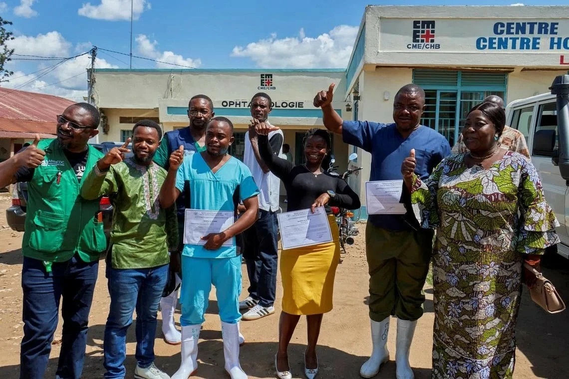 Các nhân viên y tế đã hồi phục sau khi mắc Ebola do chủng Bundibugyo chụp ảnh tại Trung tâm Y tế Tin Lành ở thành phố Bunia, Cộng hòa Dân chủ Congo, ngày 31/5. (Nguồn: The Straits Times)