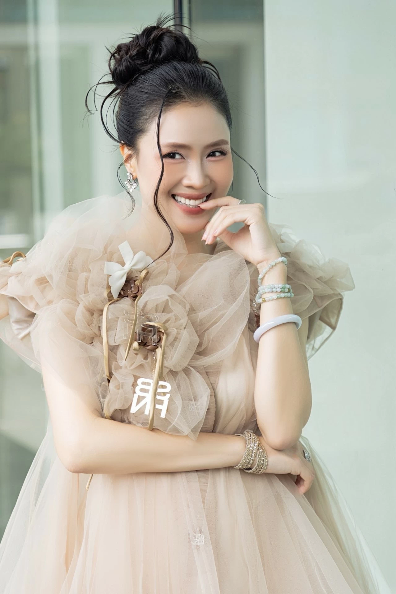 Nhan sắc diễn viên Hồng Diễm