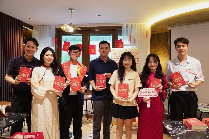 Đi tìm mình trong dáng hình đất nước