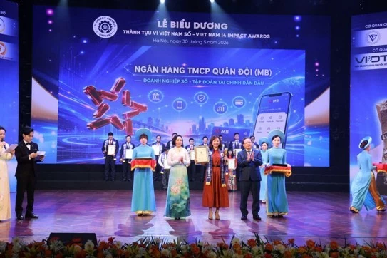 Bà Hà Thị Thuỳ Liên đại diện Ngân hàng TMCP Quân Đội (MB) được Đồng chí Nguyễn Thị Thanh, Ủy viên Ban Chấp hành Trung ương Đảng, Phó Chủ tịch Quốc hội trực tiếp trao giải thưởng. Bà Hà Thị Thuỳ Liên đại diện Ngân hàng TMCP Quân Đội (MB) được Đồng chí Nguyễn Thị Thanh, Ủy viên Ban Chấp hành Trung ương Đảng, Phó Chủ tịch Quốc hội trực tiếp trao giải thưởng.