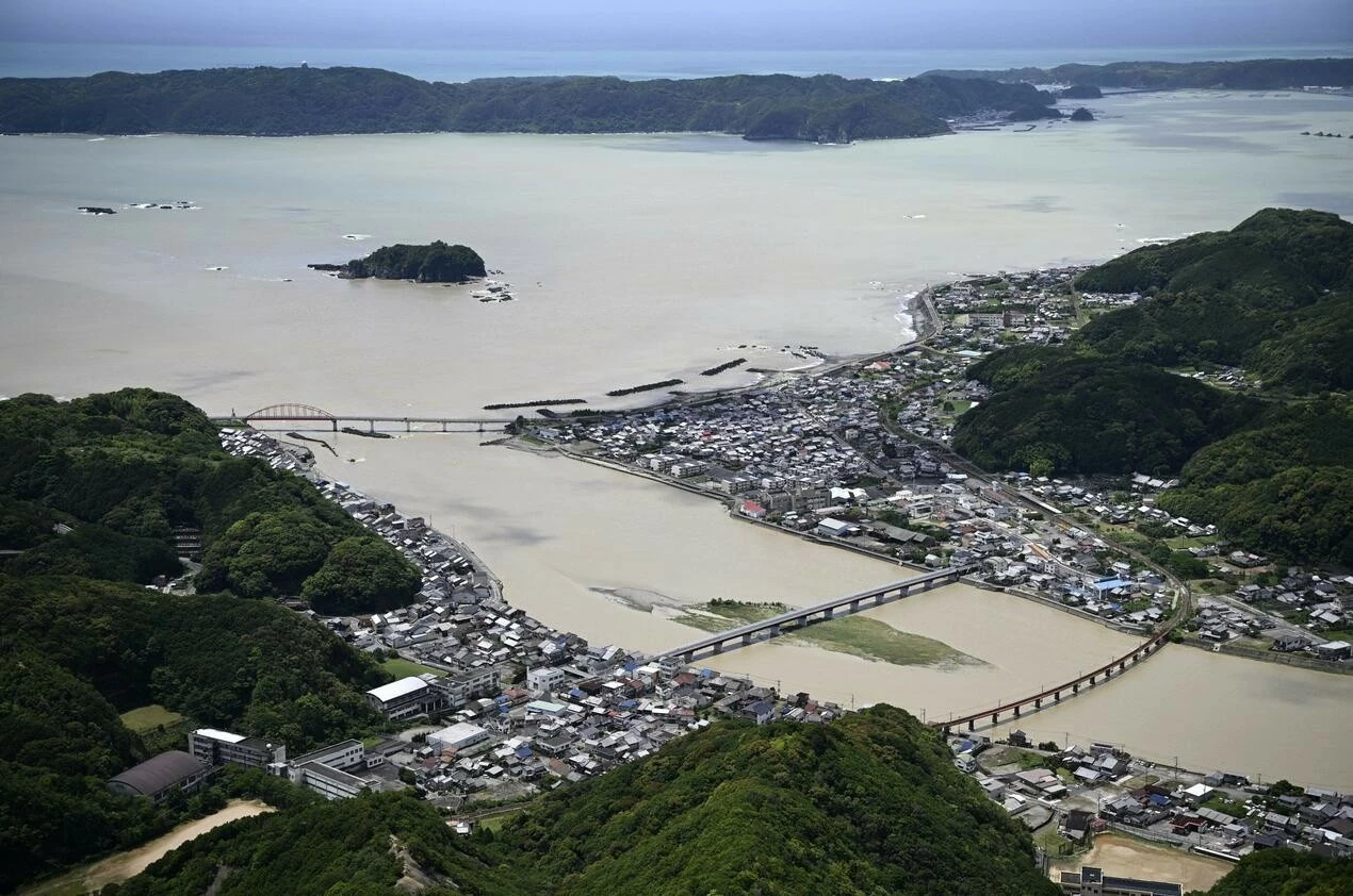 Nước sông Koza dâng cao sau những trận mưa lớn do bão Jangmi gây ra tại tỉnh Wakayama, miền Tây Nhật Bản ngày 3/6. (Nguồn: Kyodo News) Nước sông Koza dâng cao sau những trận mưa lớn do bão Jangmi gây ra tại tỉnh Wakayama, miền Tây Nhật Bản ngày 3/6. (Nguồn: Kyodo News)