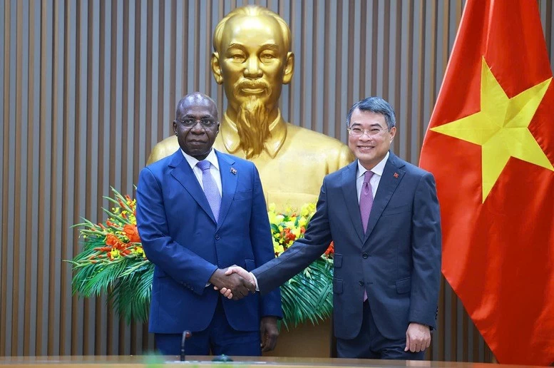 Thủ tướng Lê Minh Hưng: Đề nghị Chính phủ Angola tiếp tục hỗ trợ Tập đoàn Công nghiệp – Năng lượng Quốc gia và các doanh nghiệp Việt Nam
