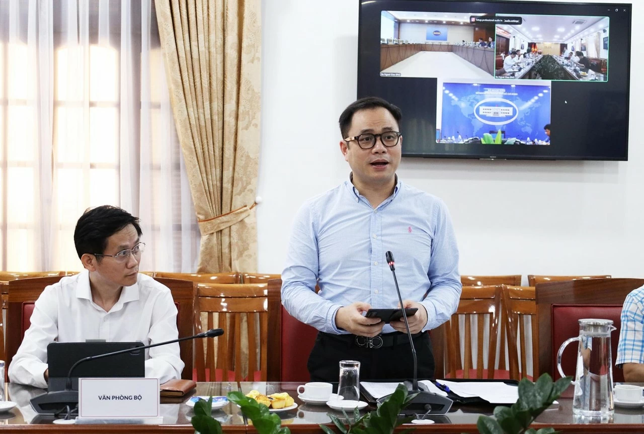 Tiến sĩ Nguyễn Việt Lâm, Tập sự Phó Vụ trưởng, Văn phòng Bộ Ngoại giao trình bày chuyên đề tại Hội thảo. (Ảnh: Thành Long) Tiến sĩ Nguyễn Việt Lâm, Tập sự Phó Vụ trưởng, Văn phòng Bộ Ngoại giao trình bày chuyên đề tại Hội thảo. (Ảnh: Thành Long)