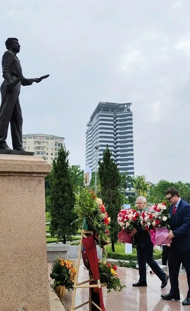 Lễ kỷ niệm, dâng hoa tại tượng đài Puskin, thúc đẩy giao lưu văn hóa Việt-Nga Lễ kỷ niệm, dâng hoa tại tượng đài Puskin, thúc đẩy giao lưu văn hóa Việt-Nga