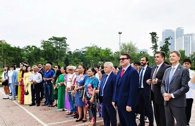 Lễ kỷ niệm, dâng hoa tại tượng đài Puskin, thúc đẩy giao lưu văn hóa Việt-Nga Lễ kỷ niệm, dâng hoa tại tượng đài Puskin, thúc đẩy giao lưu văn hóa Việt-Nga
