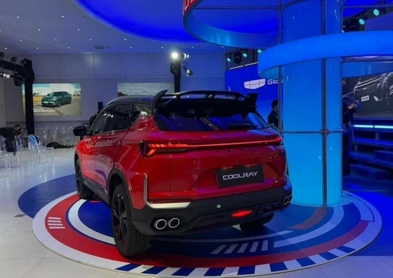Khu vực đuôi Geely Coolray 2026 cũng được thay đổi đáng kể với cụm đèn hậu thiết kế mới cùng cản sau tạo hình sắc nét hơn. 