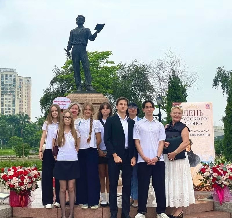 Lễ kỷ niệm, dâng hoa tại tượng đài Puskin, thúc đẩy giao lưu văn hóa Việt-Nga Lễ kỷ niệm, dâng hoa tại tượng đài Puskin, thúc đẩy giao lưu văn hóa Việt-Nga