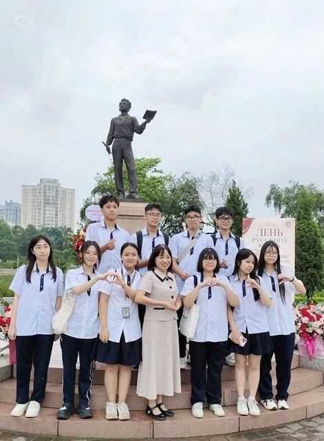 Lễ kỷ niệm, dâng hoa tại tượng đài Puskin, thúc đẩy giao lưu văn hóa Việt-Nga Lễ kỷ niệm, dâng hoa tại tượng đài Puskin, thúc đẩy giao lưu văn hóa Việt-Nga
