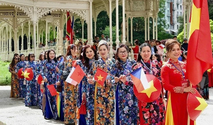 Không gian đa sắc màu trong Ngày hội Văn hóa - Ẩm thực - Áo dài tại châu Âu Không gian đa sắc màu trong Ngày hội Văn hóa - Ẩm thực - Áo dài tại châu Âu