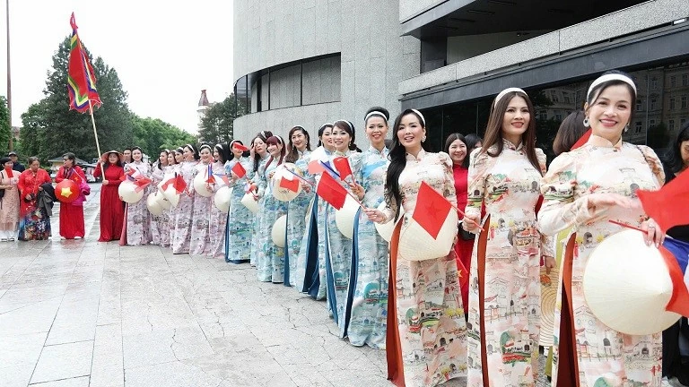 Không gian đa sắc màu trong Ngày hội Văn hóa - Ẩm thực - Áo dài tại châu Âu Không gian đa sắc màu trong Ngày hội Văn hóa - Ẩm thực - Áo dài tại châu Âu