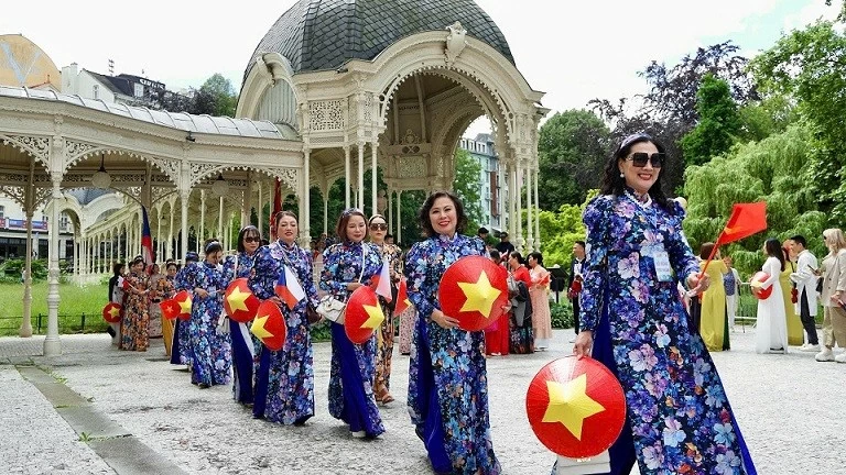 Không gian đa sắc màu trong Ngày hội Văn hóa - Ẩm thực - Áo dài tại châu Âu Không gian đa sắc màu trong Ngày hội Văn hóa - Ẩm thực - Áo dài tại châu Âu