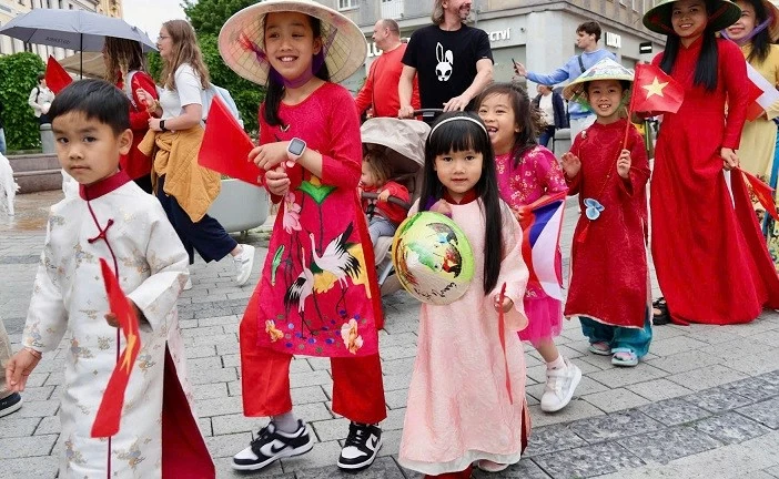 Không gian đa sắc màu trong Ngày hội Văn hóa - Ẩm thực - Áo dài tại châu Âu Không gian đa sắc màu trong Ngày hội Văn hóa - Ẩm thực - Áo dài tại châu Âu