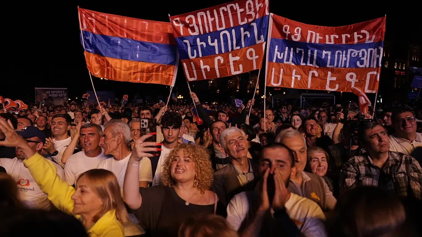 Người dân Armenia tham gia chiến dịch bầu cử, thể hiện sự lựa chọn trong cuộc đua chính trị quyết định tương lai đất nước. Người dân Armenia tham gia chiến dịch bầu cử, thể hiện sự lựa chọn trong cuộc đua chính trị quyết định tương lai đất nước.