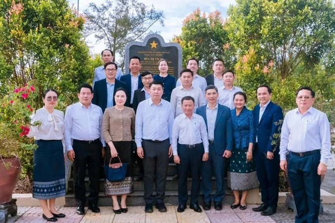 Đoàn đại biểu lãnh đạo Thủ đô Viêng Chăn thăm Di tích Kháng chiến Hạ Lào, biểu tượng cho tình đoàn kết đặc biệt và liên minh chiến đấu thủy chung giữa Việt Nam và Lào - Tháng 01/2026 (Nguồn: Báo Đà Nẵng)