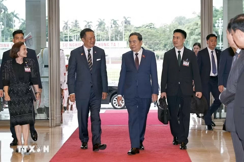 Chủ tịch Quốc hội Trần Thanh Mẫn đón Thủ tướng Thái Lan Anutin Charnvirakul. (Nguồn: TTXVN) Chủ tịch Quốc hội Trần Thanh Mẫn đón Thủ tướng Thái Lan Anutin Charnvirakul. (Nguồn: TTXVN)