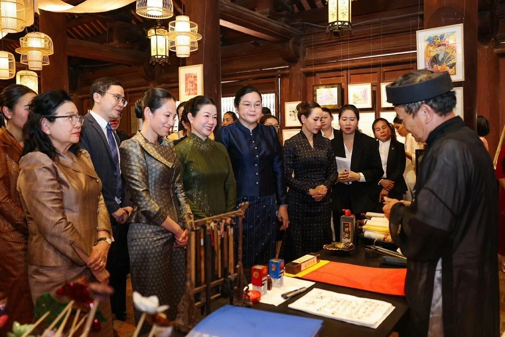 Hoạt động đối ngoại của Phu nhân Thủ tướng Chính phủ Lê Minh Hưng cùng Phu nhân Thủ tướng các nước Lào, Campuchia, Thái Lan Hoạt động đối ngoại của Phu nhân Thủ tướng Chính phủ Lê Minh Hưng cùng Phu nhân Thủ tướng các nước Lào, Campuchia, Thái Lan