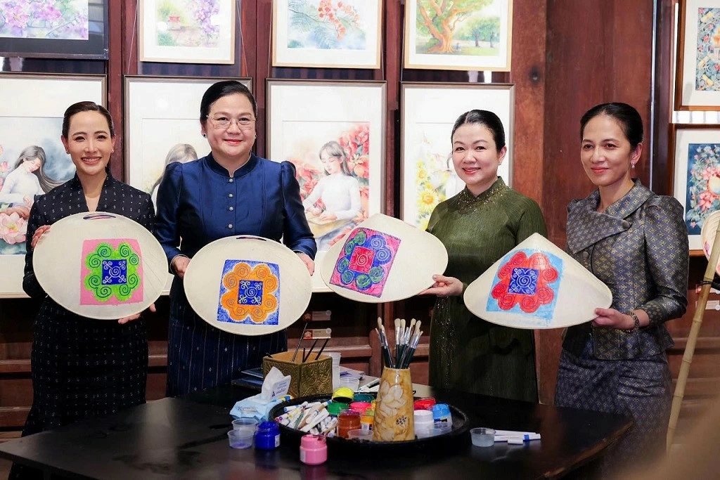 Hoạt động đối ngoại của Phu nhân Thủ tướng Chính phủ Lê Minh Hưng cùng Phu nhân Thủ tướng các nước Lào, Campuchia, Thái Lan Hoạt động đối ngoại của Phu nhân Thủ tướng Chính phủ Lê Minh Hưng cùng Phu nhân Thủ tướng các nước Lào, Campuchia, Thái Lan