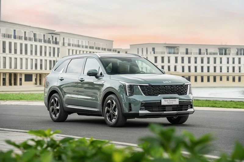 Kia Sorento Hybrid 2026 được áp dụng ngôn ngữ thiết kế mới tương tự các phiên bản động cơ đốt trong đã giới thiệu trước đó. 