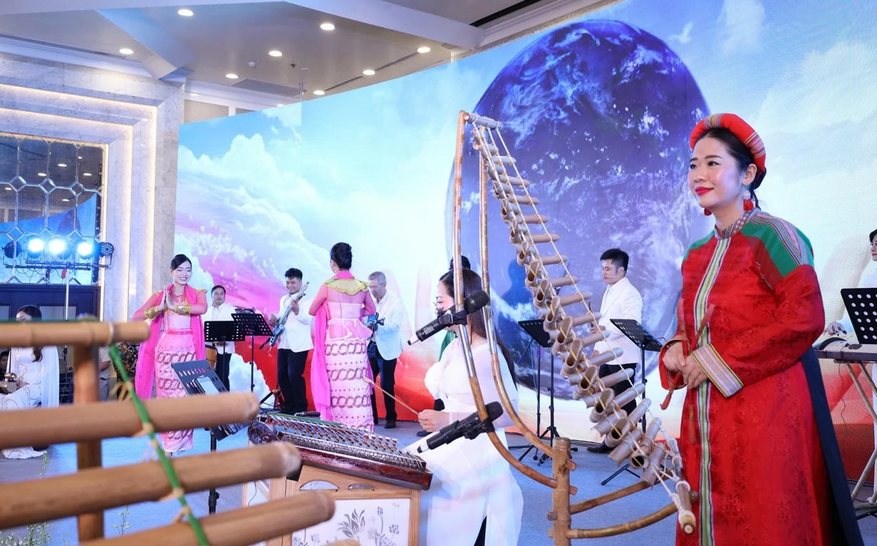 Một số tiết mục văn nghệ tại Buổi Tiệc. (Ảnh: Thành Long) Một số tiết mục văn nghệ tại Buổi Tiệc. (Ảnh: Thành Long)