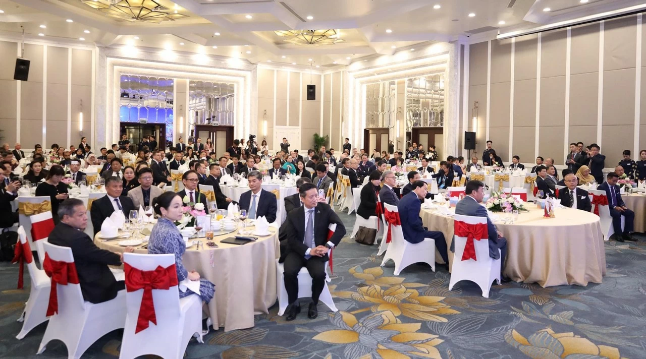 Buổi Tiệc có sự tham dự của các thành viên Đoàn Ngoại giao cùng lãnh đạo các bộ, ban, ngành, địa phương của Việt Nam và đông đảo đại biểu quốc tế. (Ảnh: Thành Long) Buổi Tiệc có sự tham dự của các thành viên Đoàn Ngoại giao cùng lãnh đạo các bộ, ban, ngành, địa phương của Việt Nam và đông đảo đại biểu quốc tế. (Ảnh: Thành Long)