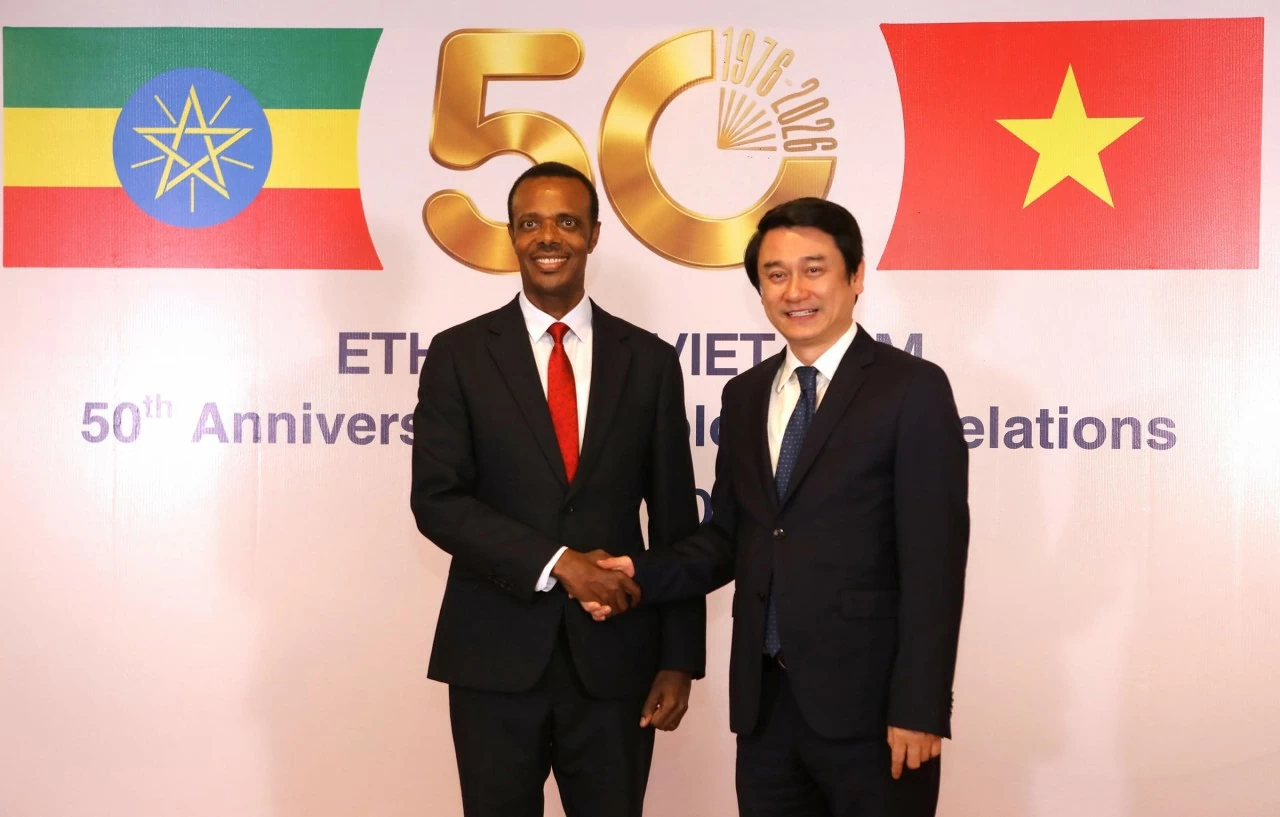 Thứ trưởng Ngoại giao Lê Anh Tuấn và Đại sứ Ethiopia tại Việt Nam Dessie Dalkie Dukamo. (Ảnh: Bạch Dương)