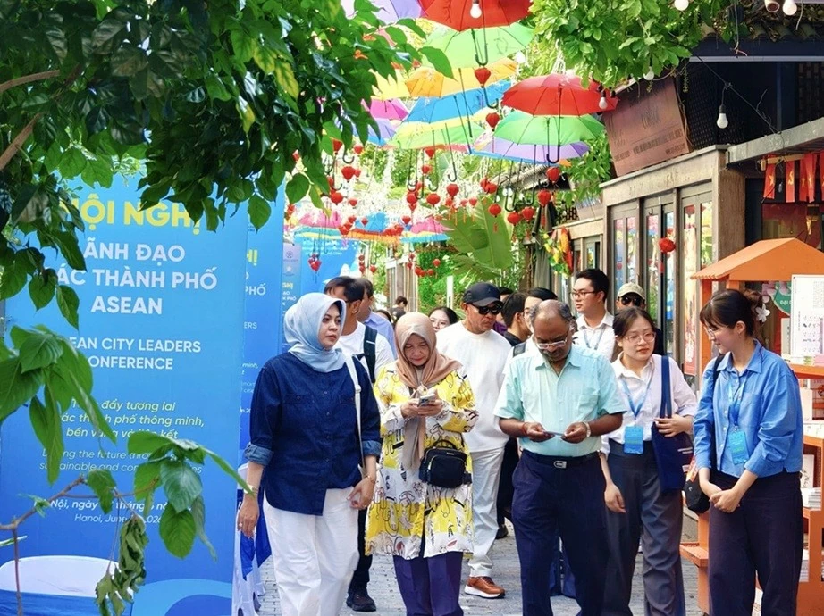 Không gian trưng bày, triển lãm, giới thiệu ẩm thực Hà Nội, biểu diễn nghệ thuật truyền thống chào mừng Hội nghị lãnh đạo các thành phố ASEAN