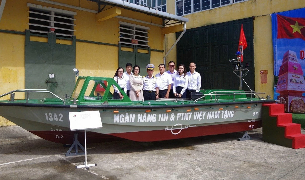 Agribank trao tặng xuồng CQ-01, đồng hành Quân chủng Hải quân thực hiện nhiệm vụ bảo vệ chủ quyền biển đảo của Tổ quốc